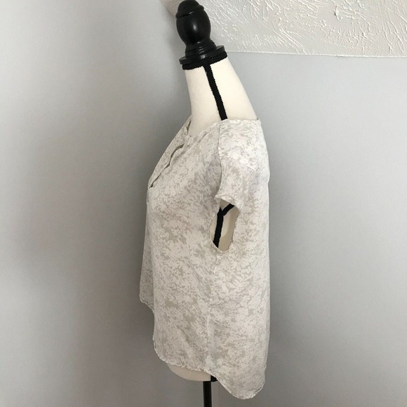 Anthropologie Cloth & Stone Neutral Motif V-Neck Sleeveless Blouse - Size Small - Picture 2 of 9